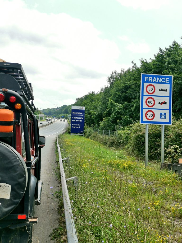 AlphaLandRover's tweet image. We'd later cross tunnels and borders again, this time settling in some animal farms specializing in horses. Place is so spacious and lawns well done and overlanders love it here. 

Hello @BunduRovers  🏁
Hello @magicalkenya @Min_TourismKE