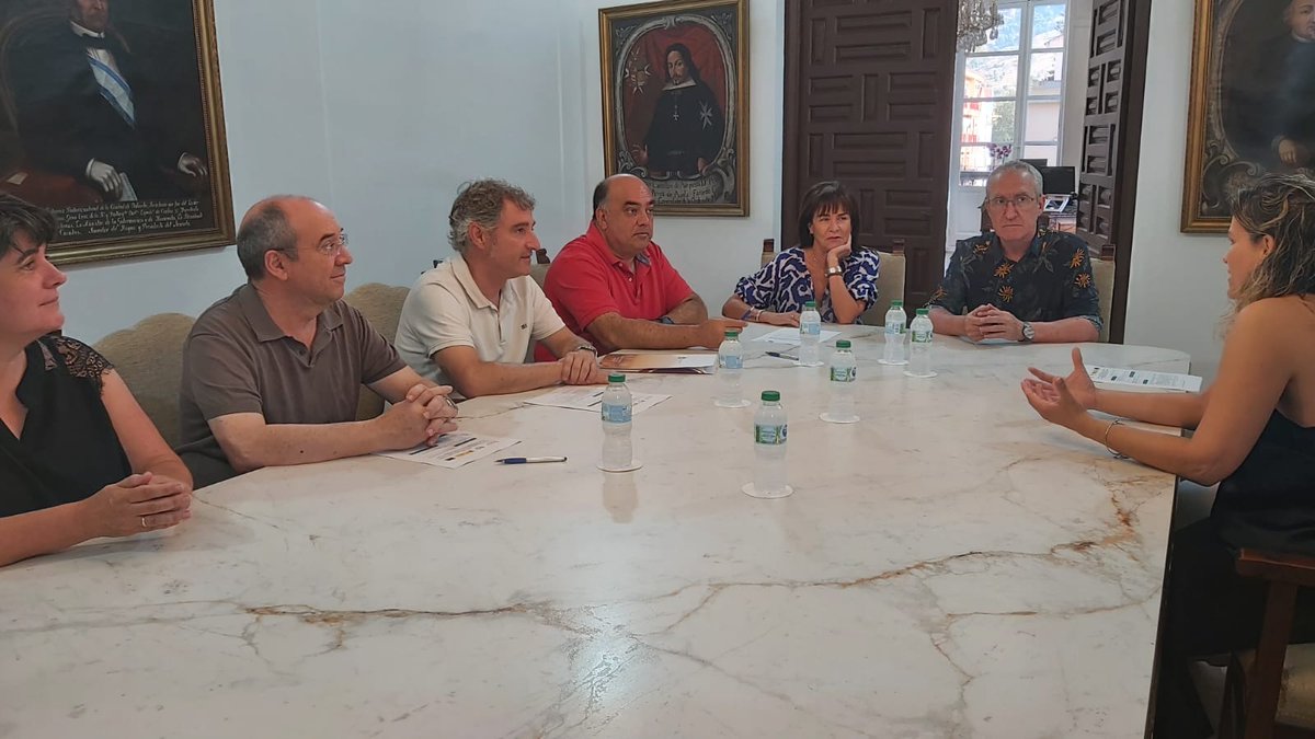 AytoOrihuela's tweet photo. El Ayuntamiento suscribe un convenio de colaboración con el IES Gabriel Miró para la concesión de becas a alumnado de Formación Profesional Dual. La noticia completa➡️ https://t.co/ceZKUZd3AF https://t.co/xSw0db3N0J