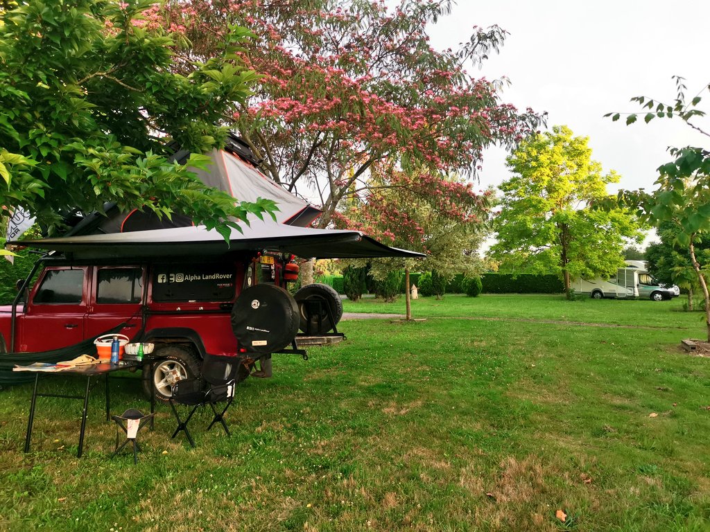 AlphaLandRover's tweet image. We'd later cross tunnels and borders again, this time settling in some animal farms specializing in horses. Place is so spacious and lawns well done and overlanders love it here. 

Hello @BunduRovers  🏁
Hello @magicalkenya @Min_TourismKE