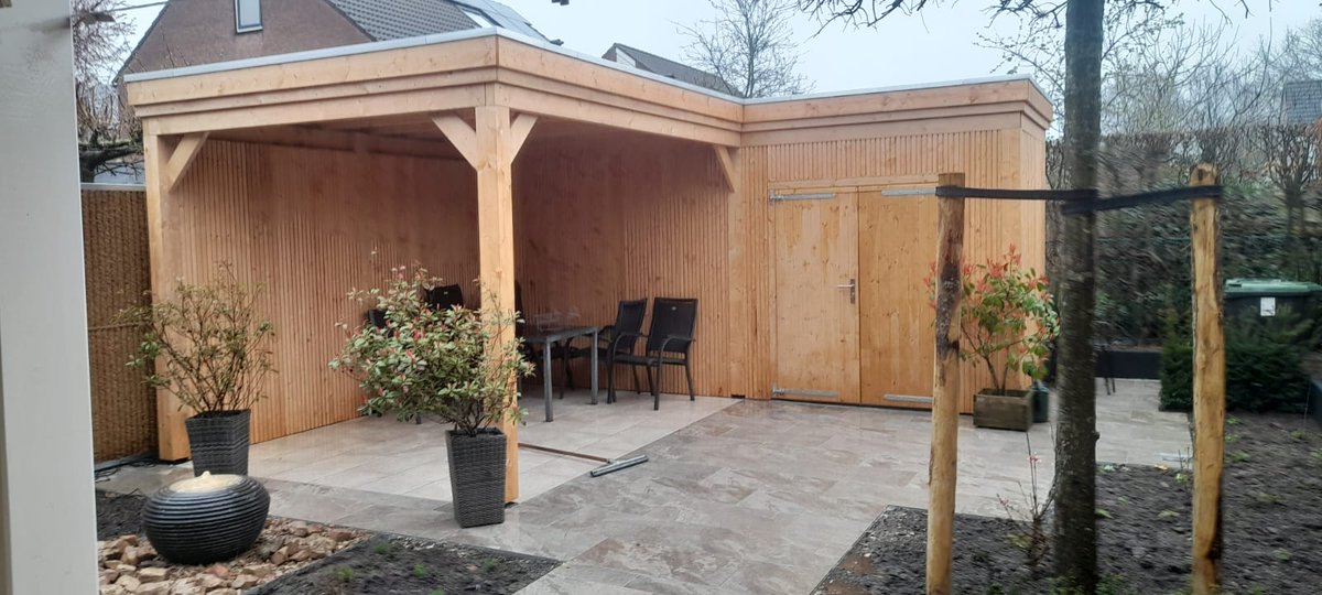 Oscarsgroen's tweet photo. Genieten op zomerse avonden in de tuin onder een overkapping of uw tuinspullen opbergen in een berging; het kan allemaal. Afgelopen voorjaar hebben de hoveniers, deze prachtige bouwwerken op de fotoโs in verschillende tuinen geplaatst.
#overkapping #berging #maatwerk #bouwwerken https://t.co/dLkYETDPGG