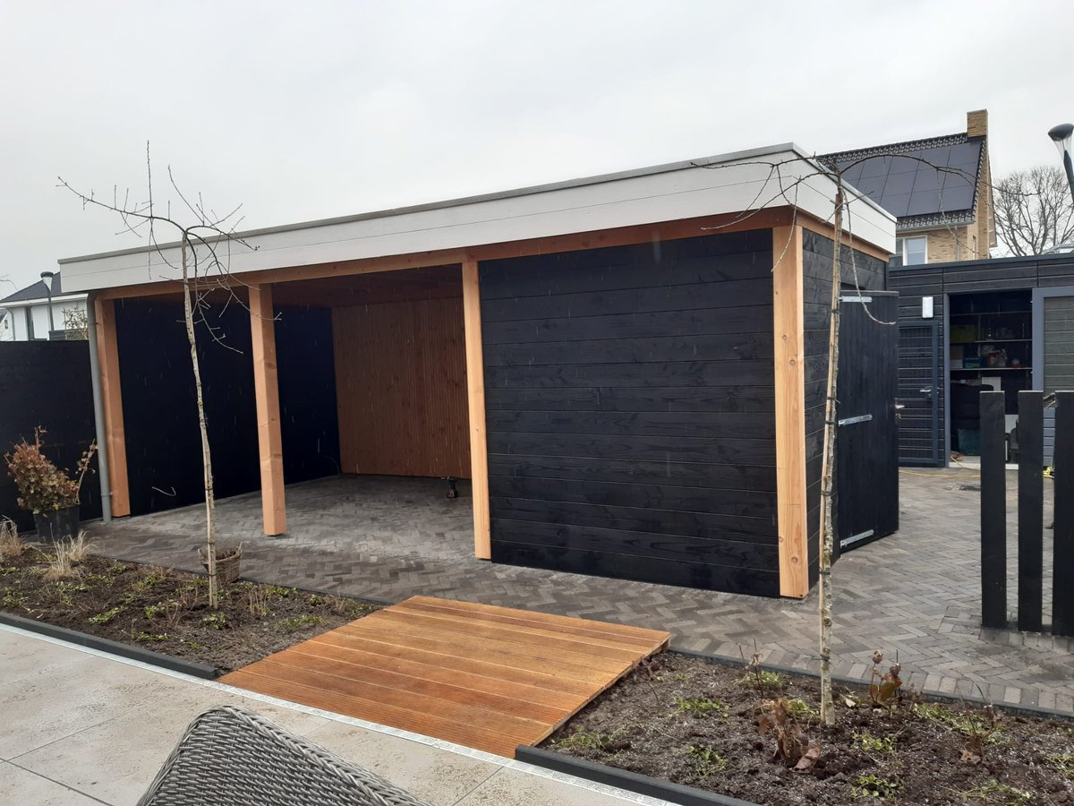 Oscarsgroen's tweet photo. Genieten op zomerse avonden in de tuin onder een overkapping of uw tuinspullen opbergen in een berging; het kan allemaal. Afgelopen voorjaar hebben de hoveniers, deze prachtige bouwwerken op de fotoโs in verschillende tuinen geplaatst.
#overkapping #berging #maatwerk #bouwwerken https://t.co/dLkYETDPGG