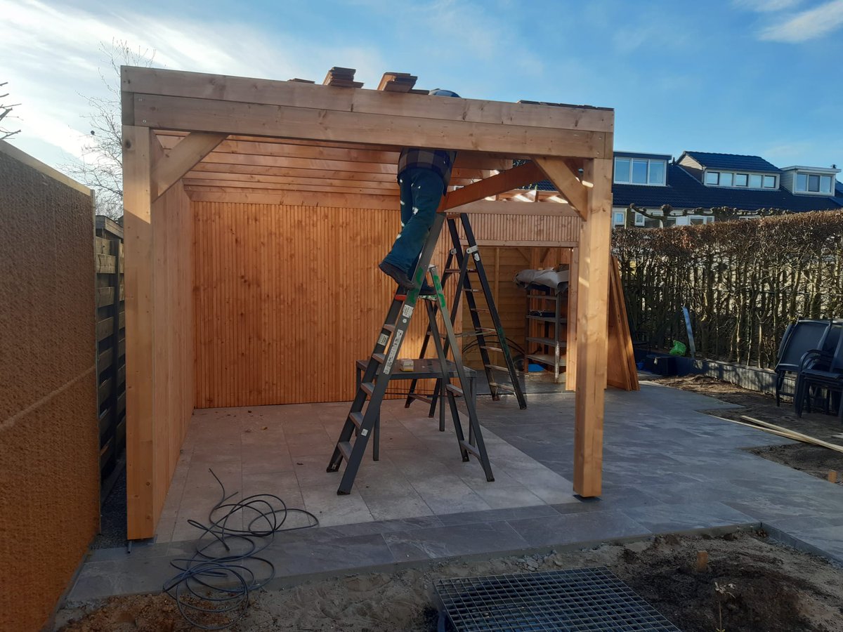 Oscarsgroen's tweet photo. Genieten op zomerse avonden in de tuin onder een overkapping of uw tuinspullen opbergen in een berging; het kan allemaal. Afgelopen voorjaar hebben de hoveniers, deze prachtige bouwwerken op de fotoโs in verschillende tuinen geplaatst.
#overkapping #berging #maatwerk #bouwwerken https://t.co/dLkYETDPGG