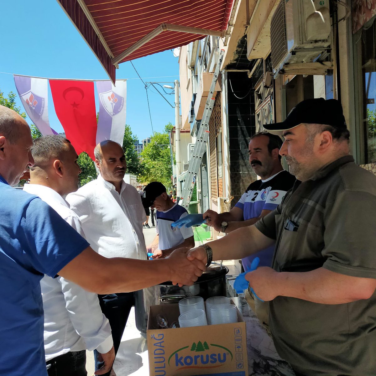 MHPOsmangazi16's tweet photo. Milliyetçi Hareket Partisi Osmangazi İlçe Teşkılatı Olarak Bursa 19 Mayıs Spor Kulübünün düzenlediği Cuma Namazından Sonra Yeşilova Merkez Cami Meydanın’da Aşure ikramına katılım sağladık . @niyazicakir16 https://t.co/BxUNhuo59K