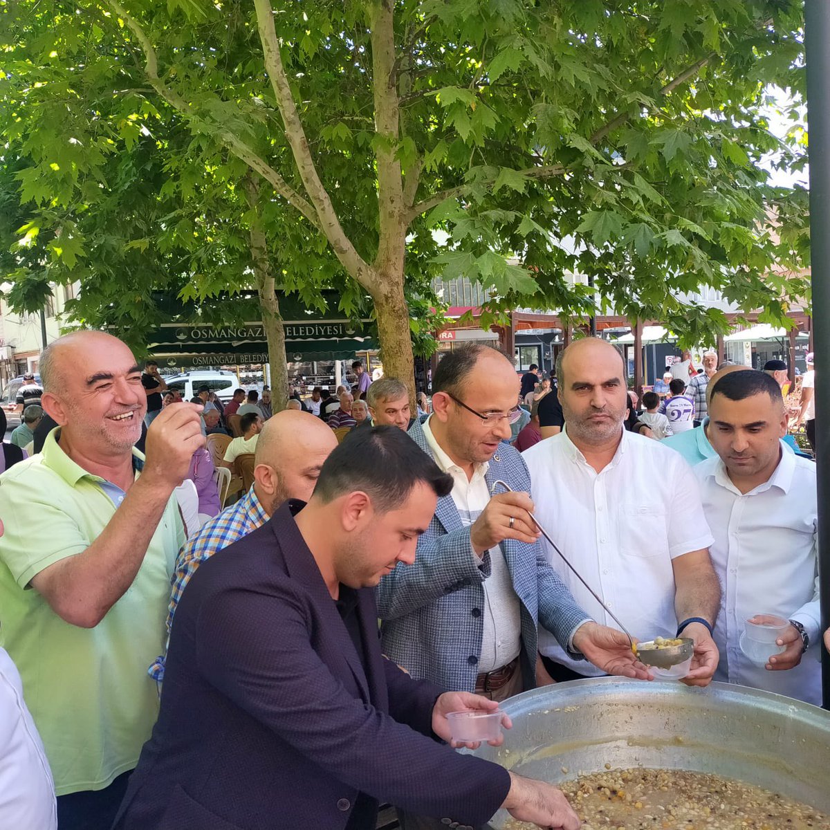 MHPOsmangazi16's tweet photo. Milliyetçi Hareket Partisi Osmangazi İlçe Teşkılatı Olarak Bursa 19 Mayıs Spor Kulübünün düzenlediği Cuma Namazından Sonra Yeşilova Merkez Cami Meydanın’da Aşure ikramına katılım sağladık . @niyazicakir16 https://t.co/BxUNhuo59K