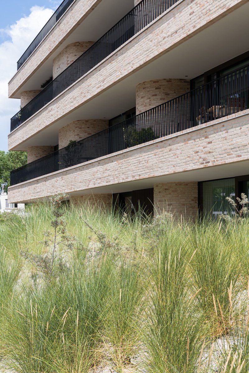 Tijdloos minimalisme in zijn meest robuuste vorm en massiviteit dankzij genuanceerd crèmekleurig metselwerk

📐 #CAANArchitecten
👷  #RietveldProjects
🧱 #Nature7Brick Brick J

👀 Ontdek dit architecturaal meesterwerk 👉 bit.ly/ResidentieEile…

#Architectuur #ShapingPlaces