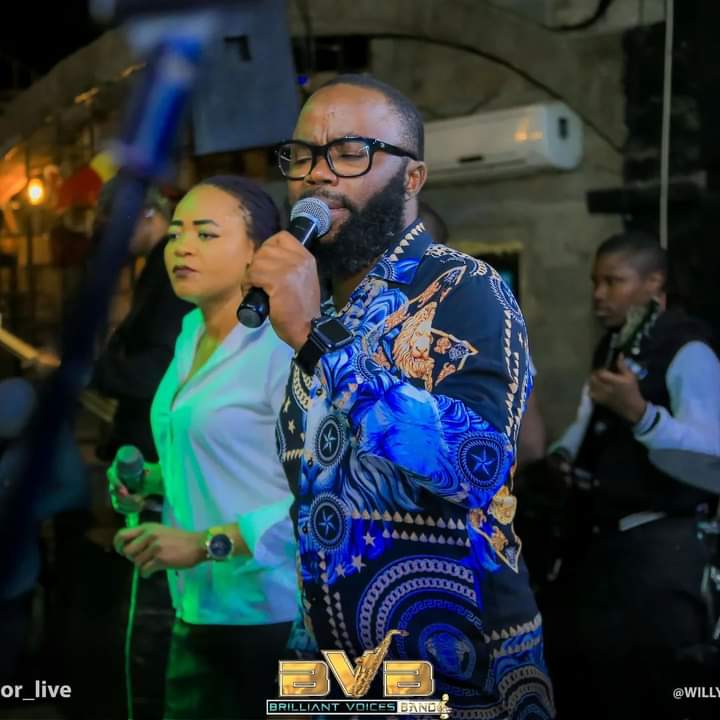 BonfaceOngeriW's tweet photo. We all know #JohnnyJunior is great. But who is that lady who is always performing alongside him? @JohnnyJunior_09 https://t.co/srFSnflYfn