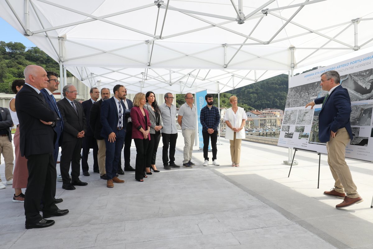 🔝Hoy hemos estado apoyando a <a href="/PasaiaPort/">PasaiaPort</a> en el acto de presentación de la nueva plaza de <a href="/pasaiakoudala/">Pasaiako Udala</a>, financiada por la Autoridad Portuaria, <a href="/Gipuzkoa/">Gipuzkoa</a> y <a href="/Gob_eus/">Eusko Jaurlaritza - Gobierno Vasco</a>.

Un placer poder ayudar a comunicar hitos como este de su estrategia Puerto-Ciudad. 🤩👏