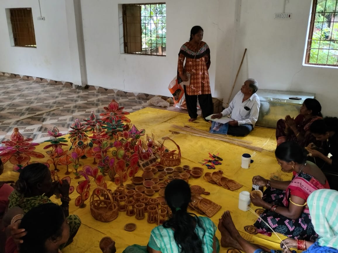 adhbolangir's tweet photo. HPO Deogaon visited the Paddy Craft training centre under Crafts Village training programme. https://t.co/7eYBQwkIG5
