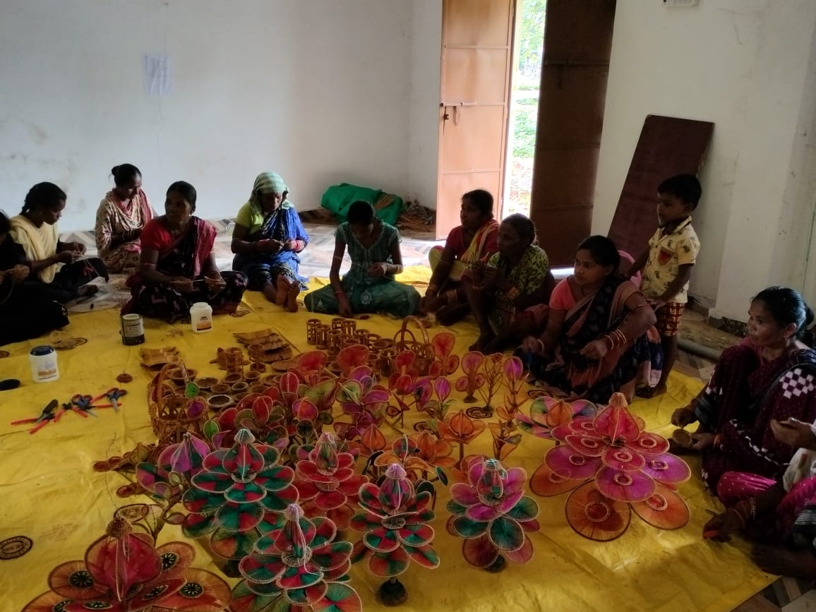 adhbolangir's tweet photo. HPO Deogaon visited the Paddy Craft training centre under Crafts Village training programme. https://t.co/7eYBQwkIG5