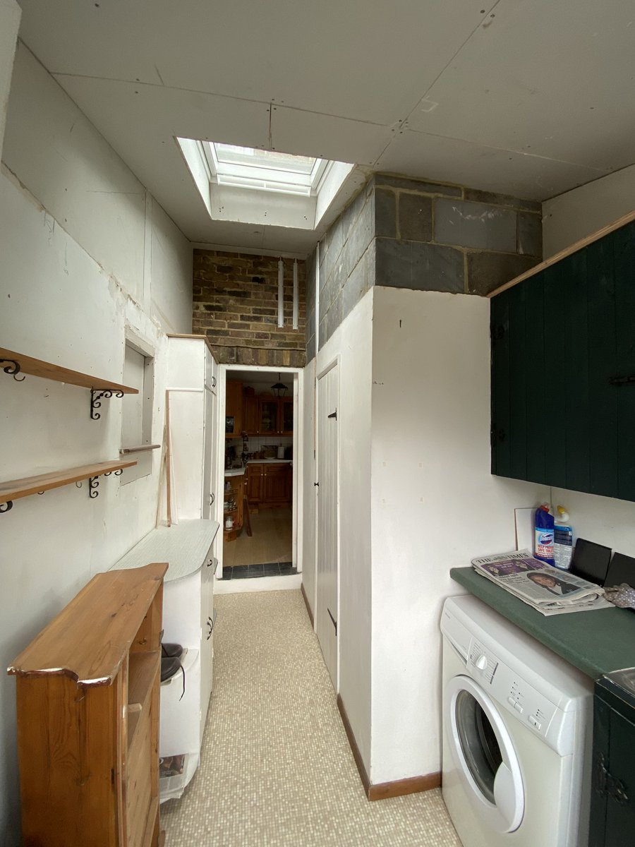 Penfold_P_S's tweet photo. Another little job from the last couple of days to end our week👌🏼 New vaulted roof installed to this utility room with added velux window. Shower room ceiling + new window reveals skimmed🤝🏻 #penfoldplasteringservices https://t.co/PCf1p09JRd