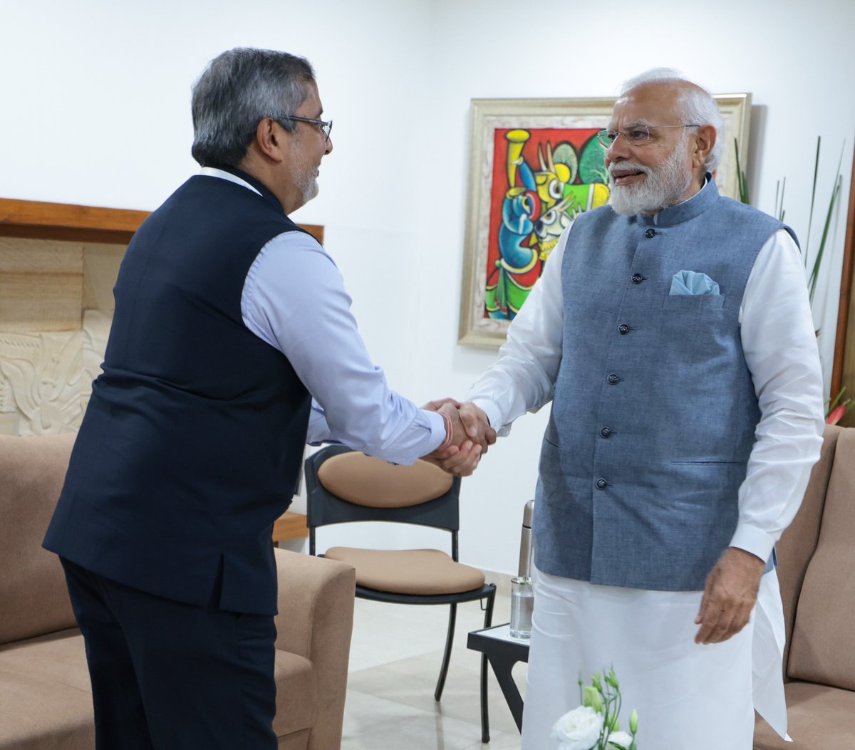PMOIndia's tweet photo. Mr. Sanjay Mehrotra, President and CEO of @MicronTech, met PM @narendramodi in Gandhinagar. They discussed Micron Technology's plans to bolster the semiconductor manufacturing ecosystem within India. https://t.co/JxLDsul2s0