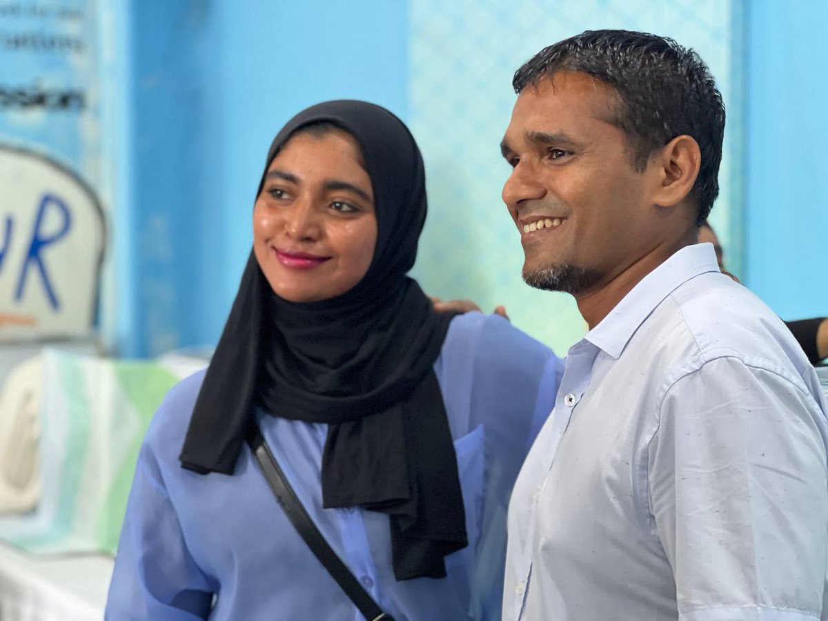 FathmathHamdha's tweet photo. އުފާވެރި ކަމާއި އުންމީދު ފިޔަވާ އެހެން މަންޒަރެއް ޑިމޮކްރެޓުންގެ މޫނު މަތިން މިއަދަކު ނުފެނޭ. މިއީ ކާމިޔާބީގެ އަސަރުތައް! އިއްލެ ހޮވޭނެ!💙
@ilyas_labeeb https://t.co/EVXCVTbFPL