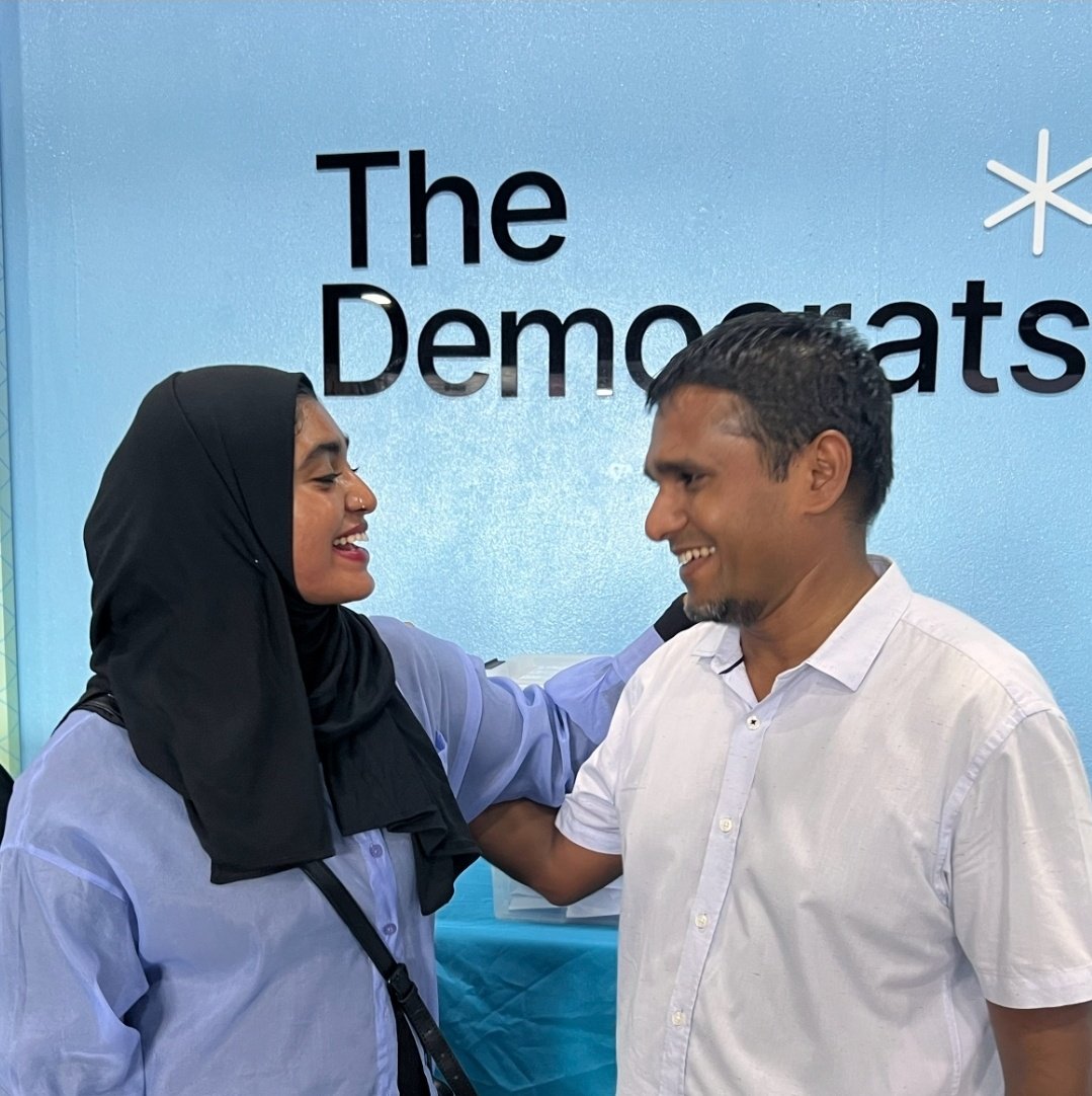 FathmathHamdha's tweet photo. އުފާވެރި ކަމާއި އުންމީދު ފިޔަވާ އެހެން މަންޒަރެއް ޑިމޮކްރެޓުންގެ މޫނު މަތިން މިއަދަކު ނުފެނޭ. މިއީ ކާމިޔާބީގެ އަސަރުތައް! އިއްލެ ހޮވޭނެ!💙
@ilyas_labeeb https://t.co/EVXCVTbFPL