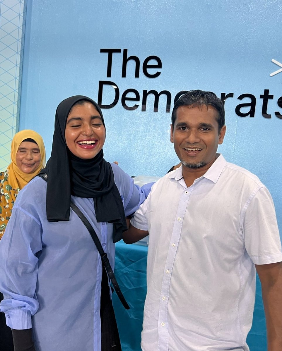 FathmathHamdha's tweet photo. އުފާވެރި ކަމާއި އުންމީދު ފިޔަވާ އެހެން މަންޒަރެއް ޑިމޮކްރެޓުންގެ މޫނު މަތިން މިއަދަކު ނުފެނޭ. މިއީ ކާމިޔާބީގެ އަސަރުތައް! އިއްލެ ހޮވޭނެ!💙
@ilyas_labeeb https://t.co/EVXCVTbFPL