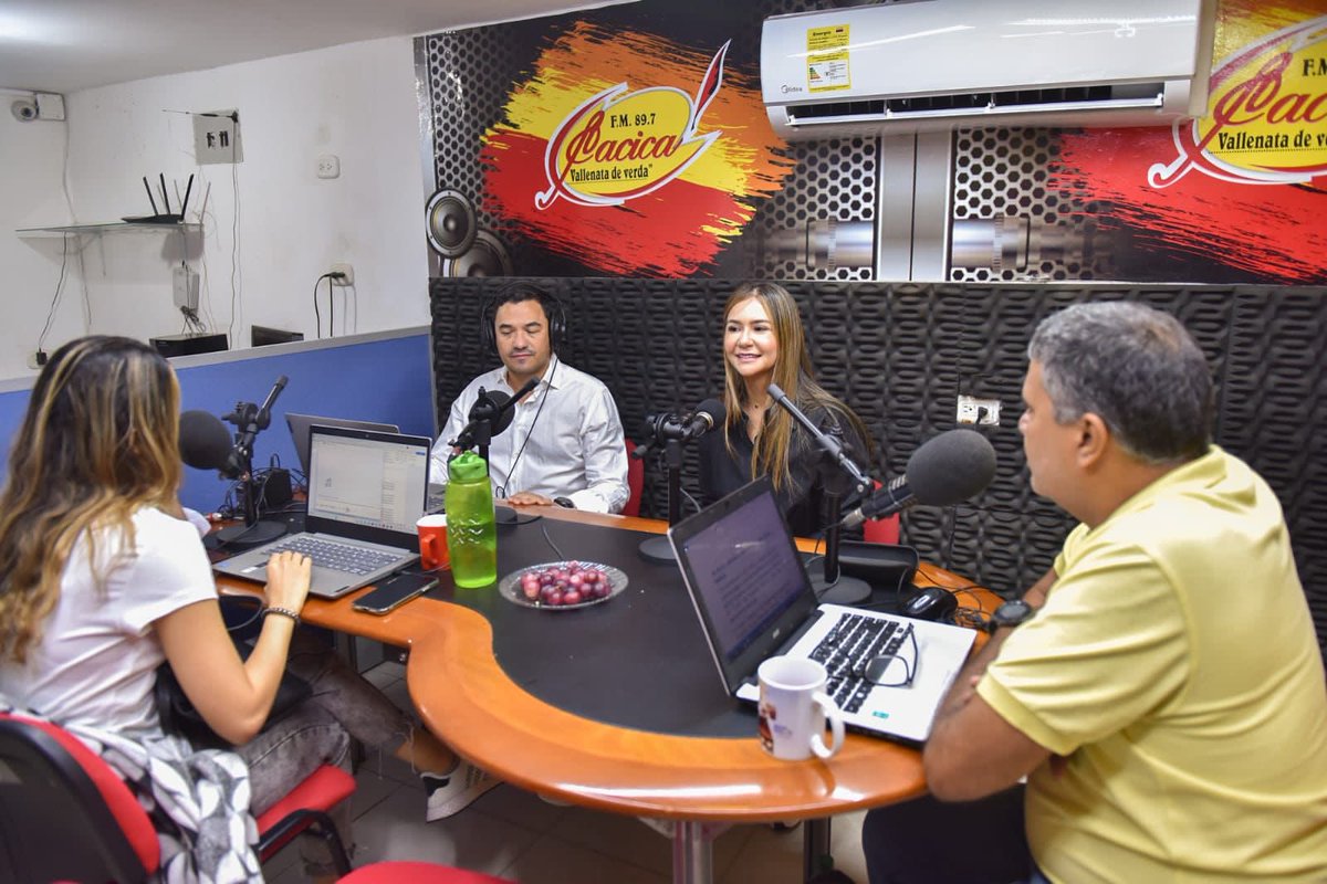 elviamilenasd's tweet photo. Hablando con los amigos de @CacicaStereo les conté de mi vida, de mi experiencia, de mi paso por lo público, y la política. 

Estamos preparados y listos para #ElCesarEnMarcha https://t.co/SS4DE58vB3
