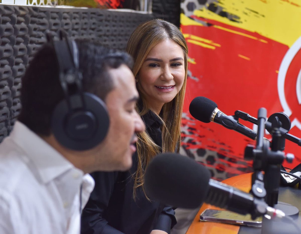 elviamilenasd's tweet photo. Hablando con los amigos de @CacicaStereo les conté de mi vida, de mi experiencia, de mi paso por lo público, y la política. 

Estamos preparados y listos para #ElCesarEnMarcha https://t.co/SS4DE58vB3