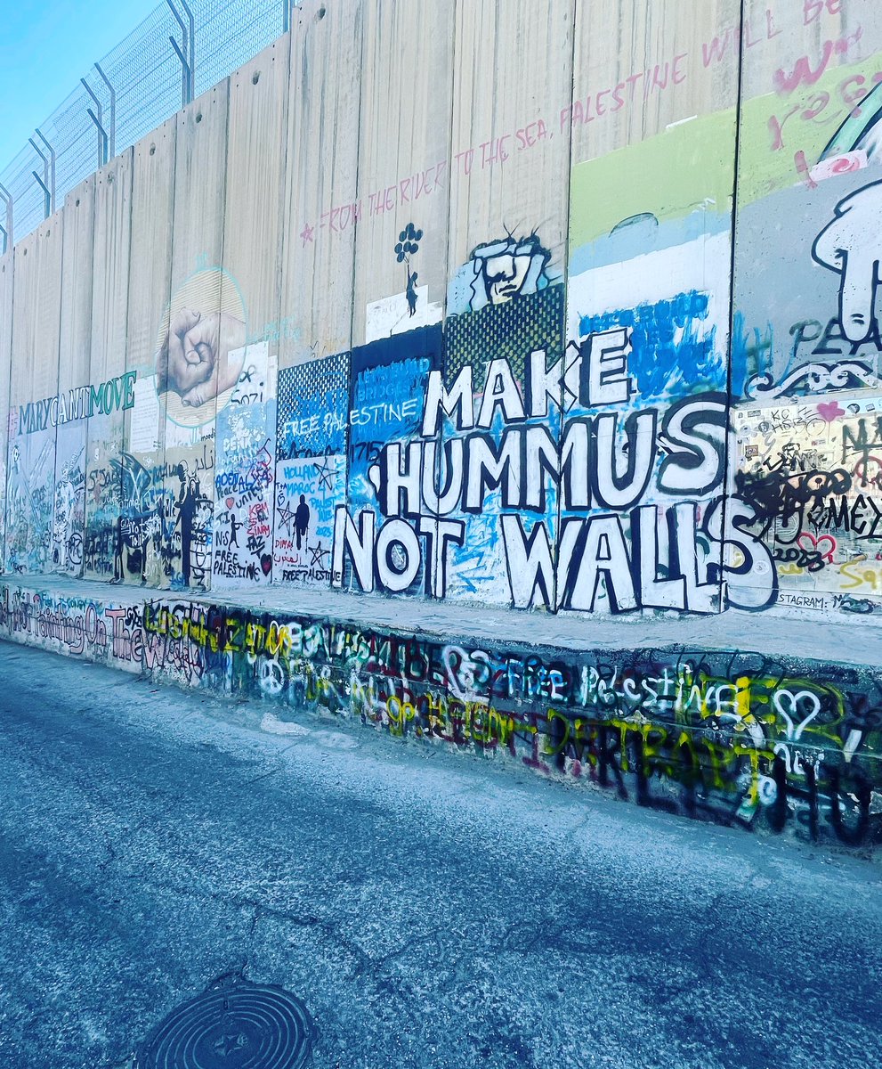 Make Hummus - Not Walls! Das #Bild habe ich an der Grenze von #palästina zu #Israel in der #Westbank gemacht. Sei es in #Israel oder wo anders auf der #Welt - wir brauchen #Austausch und #Verständigung anstatt #Mauern und müssen #Konflikte auf der #Welt abbauen.
