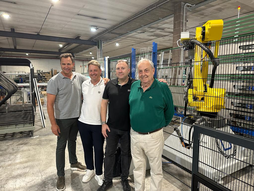 procomsaoficial's tweet photo. 📢Ayer visitamos #AluminiosValverde y vimos la implantación de la nueva célula robótica de #Daser para la colación de #herraje. Son 20 años de innovación continua y trabajando conjuntamente.  

👏Queremos dar la enhorabuena a #ManuelValverde y a todo su equipo por su trayectoria. https://t.co/HagRtVmnia