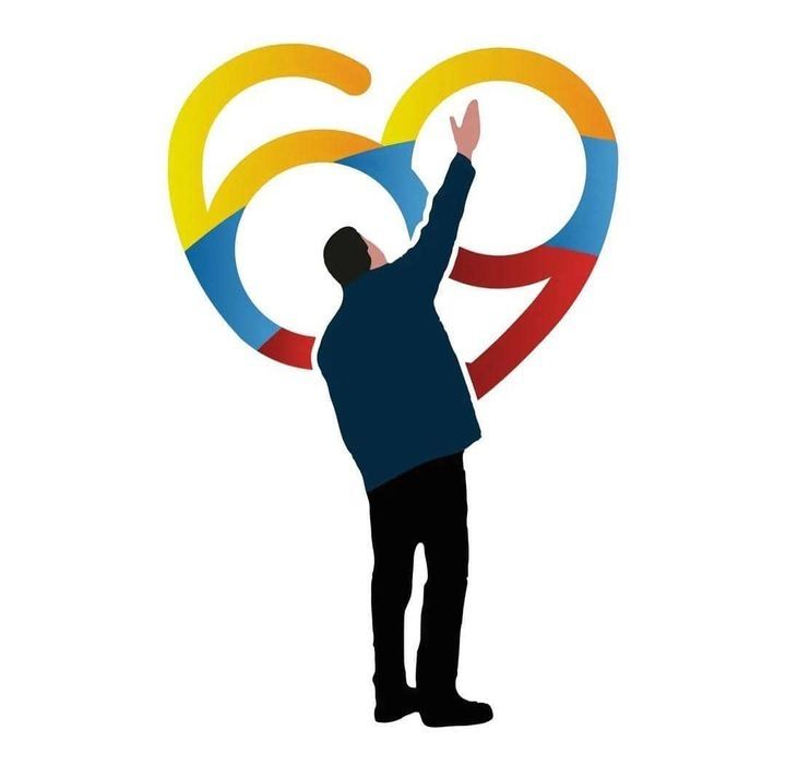 Te celebramos, porque estás acá, presente en nuestro pueblo, en los estudiantes que se forman y luchan, en los maestros que con empeño y dedicación resaltan tu presencia cotidiana, en los trabajadores que a pesar de bloqueos y dificultades construyen día a día la patria necesaria