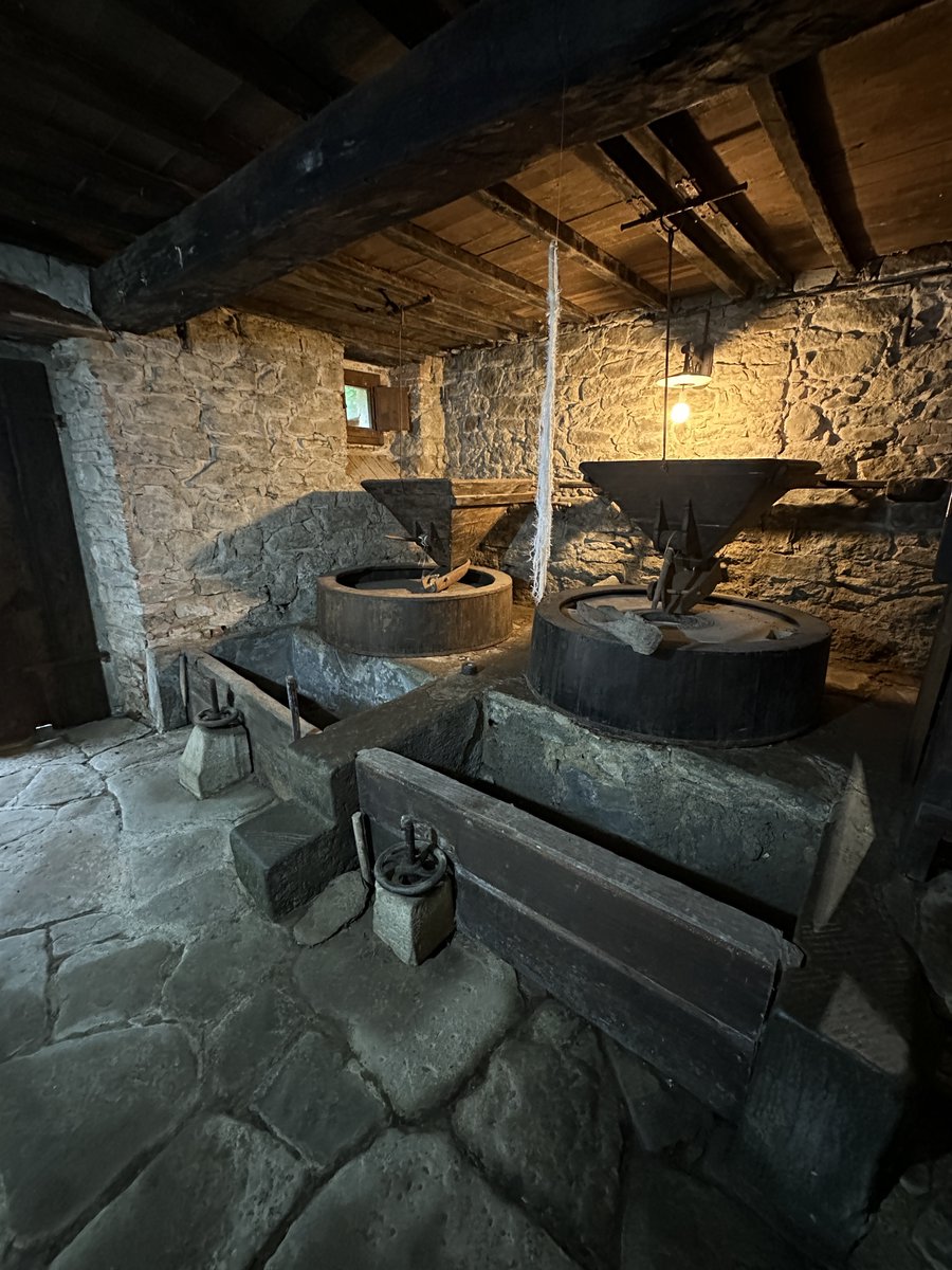 BorghiPiuBelli's tweet photo. Molti sono i mulini antichi ancora in uso nei #borghi per la produzione di prodotti unici per tradizione e gusto. Questo è il Mulino Morino di #Raggiolo #borgo dove si produce una farina di castagne tipica per la doppia essiccatura #mercatoitalianoborghi
https://t.co/3ajfps3DBv https://t.co/rLvZqBzBBu