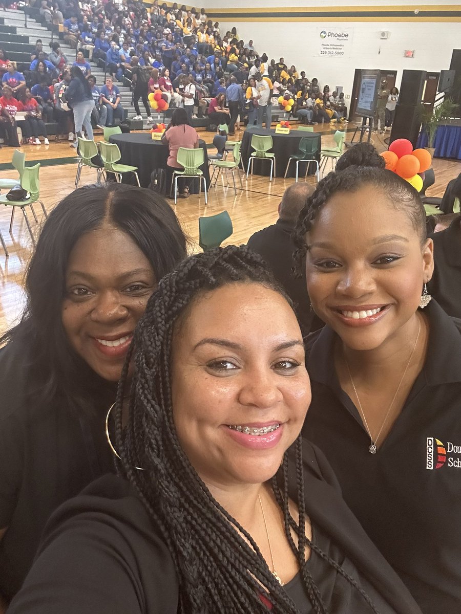 DCSS_SS's tweet photo. #DCSS180Days Our SS teachers are engaged in quality teaching and learning! Watch out! We are on the move! @PrincipalDynami @SmithCheryl12 @DoCoSchools #lovelogic #purposepassion https://t.co/QLcXJyEkKM