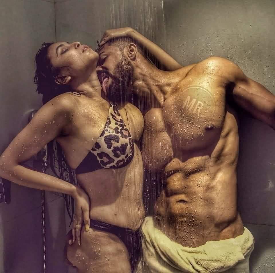 ఓ భామ నీ చూపు లో కైపెక్కించే విరహం
ఉప్పొంగుతున్న ఆ ఎద పరువాలు
ఆ నడుము మడుత లో దాగిన వయ్యారం
దొరకునా ఇటువంటి అందం
నీ వెచ్చని కౌగిళ్లలో జెలకాలాడనా
ఆ చల్లని జాబిల్లి లో నాలో ఐక్యం కావా
అపురూప సంపదలతో నాతో 
తెల్లవారులు జాగారం చేయవా ప్రియ

Looking for romantic bath 🛁 
Any matured one