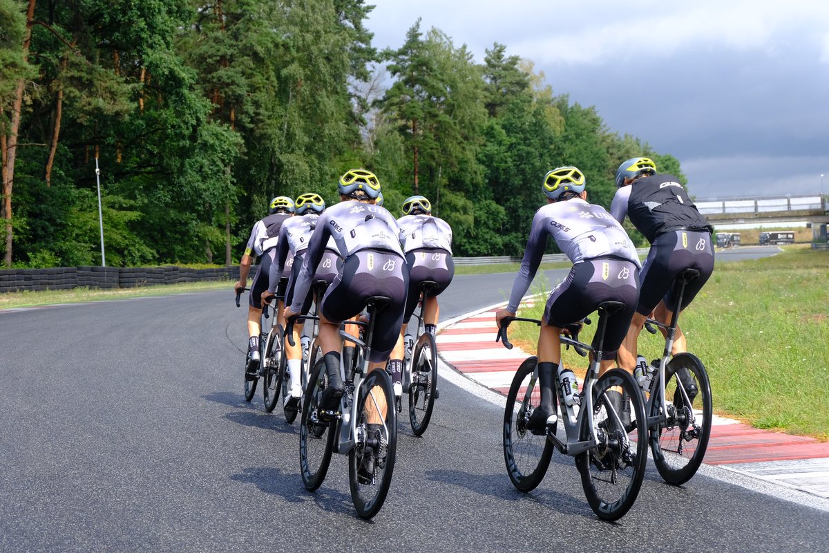 Pinarello Q36.5 Pro Cycling Team tweet media