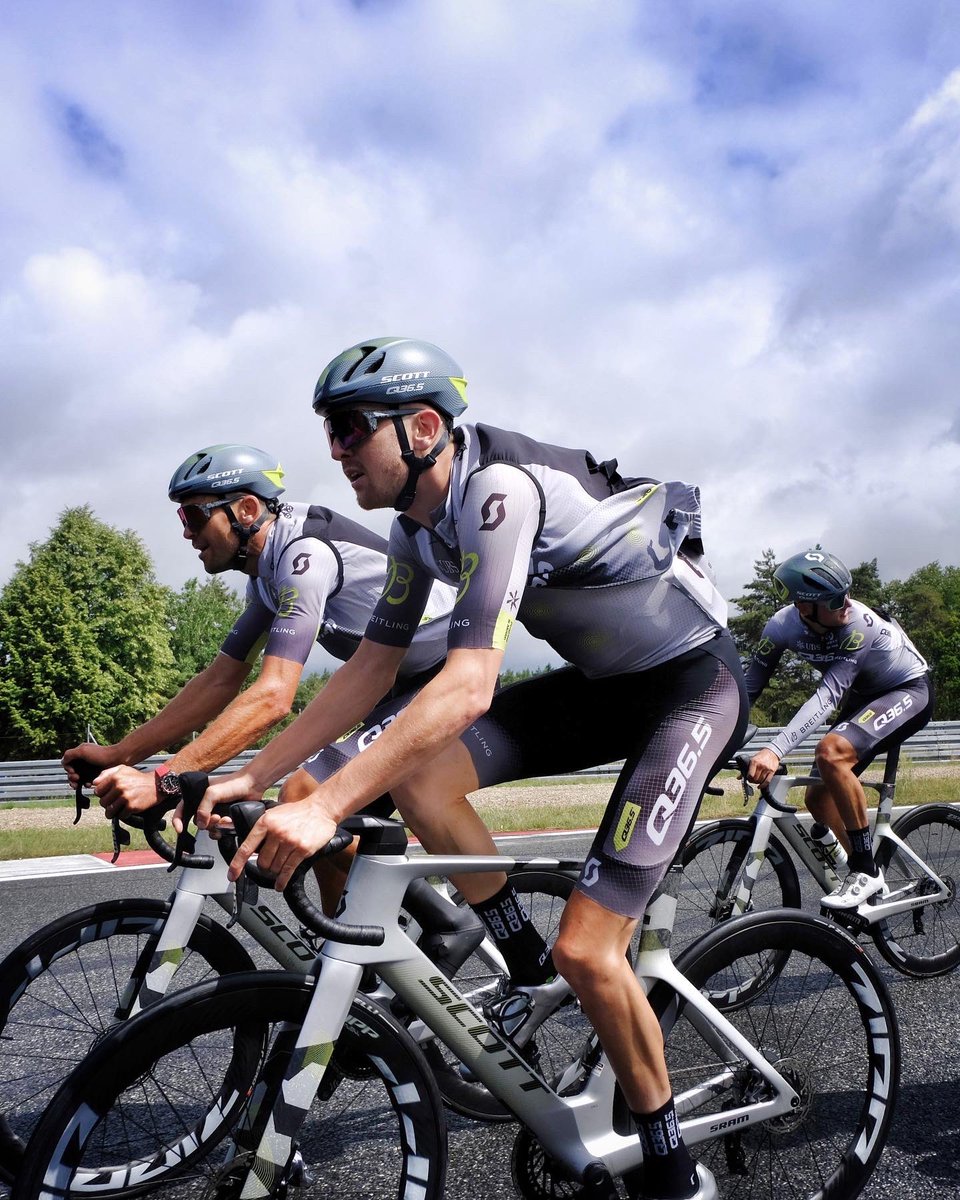 Pinarello Q36.5 Pro Cycling Team tweet media