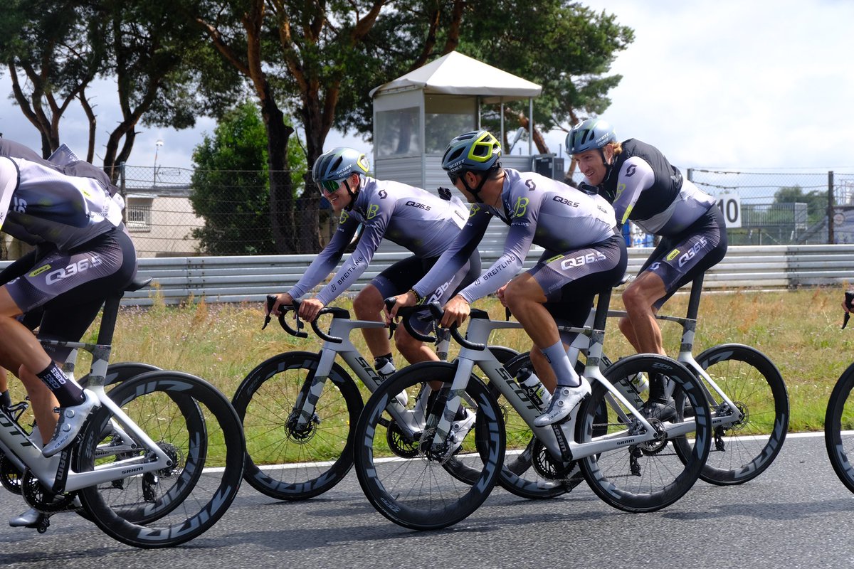 Pinarello Q36.5 Pro Cycling Team tweet media