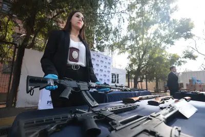 ClaudiaPizarro's tweet photo. Muchos vecinos y vecinas de La Pintana han caído víctimas del alto poder de fuego del crimen organizado. También lloramos el asesinato del cabo de Carabineros Óscar Galindo. La Fiscalía y la PDI nos confirman ahora lo que era un secreto a voces: Que había inescrupulosos vendiendo armas a la delincuencia en nuestra comuna. Uno de ellos, presidente de la Asociación Gremial de Armerías. El mismo que criticaba los planes para desarmar a los civiles. La vida humana es sagrada y con ella no se lucra. 💜🙏🏼🦋