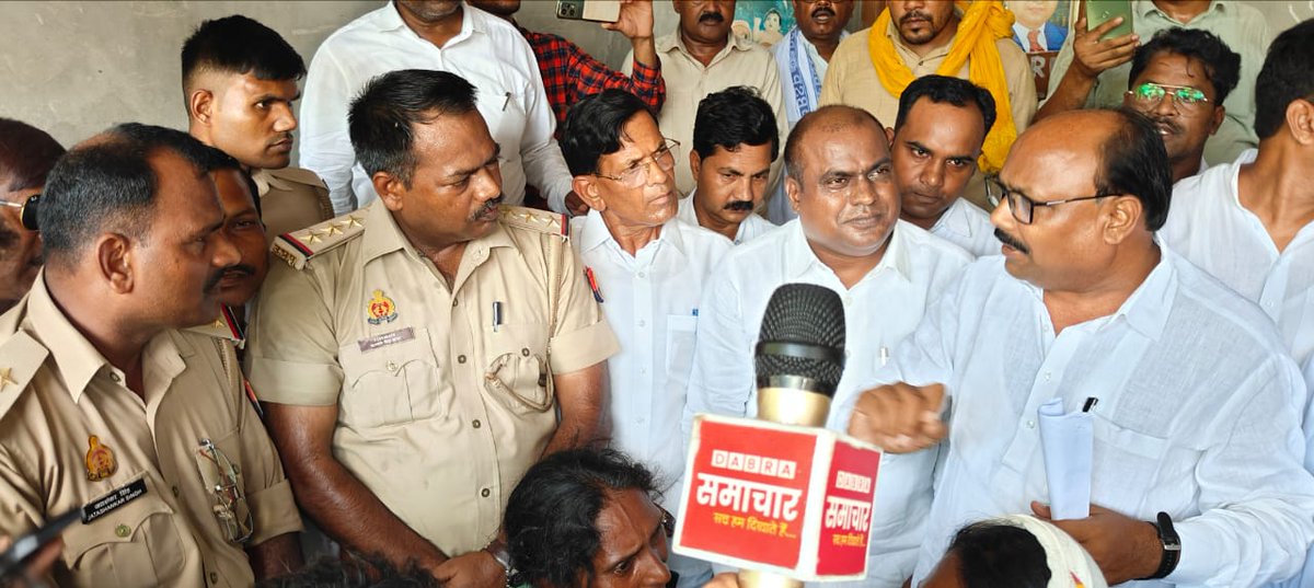 आज दिनाँक 28-07-2023 को जनपद गोरखपुर के विधानसभा क्षेत्र चिल्लूपार अंतर्गत ग्राम रुदौली निवासी राजकिशोर गौतम जी की दिनाँक 26-07-2023 को दिनदहाड़े निर्मम हत्या कर दी गई थी
जिसकी सूचना पर माननीय बहन <a href="/Mayawati/">Mayawati</a> जी के निर्देशानुसार शोकाकुल परिवार के सदस्यों से मिलकर शोक संवेदना व्यक्त