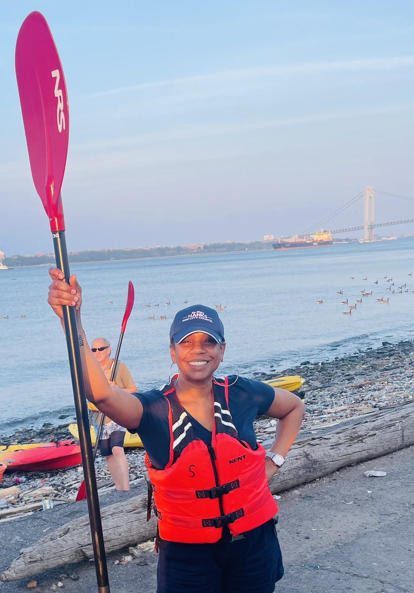 KamillahMHanks's tweet photo. Ahoy! What an incredible experience with @kayakstatenisland Last night we took a sunset tour and beat the heat paddling on a kayak from Front Street to Alice Austin House! #reclaimourwaterfront #bridgetobridge #islandgems #stapletonwaterfront https://t.co/HuPQfpfGRk