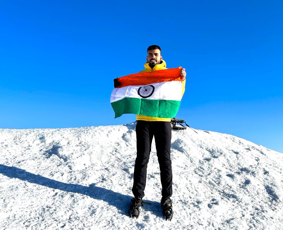 Ravi Shukla (@imshuklag) on Twitter photo भारत के गौरव अंतर्राष्ट्रीय पर्वतारोही नीतीश कुमार सिंह <a href="/thedigitalpahdi/">Mountaineer Nitish Singh 🇮🇳</a> टर्की के माउंट अरारत पर भारतीय तिरंगे को लहराने वाले पहले भारतीय बने! हार्दिक बधाई व मंगलकामनाएँ🌸❤️
#Gorakhpur भारत के गौरव अंतर्राष्ट्रीय पर्वतारोही नीतीश कुमार सिंह <a href="/thedigitalpahdi/">Mountaineer Nitish Singh 🇮🇳</a> टर्की के माउंट अरारत पर भारतीय तिरंगे को लहराने वाले पहले भारतीय बने! हार्दिक बधाई व मंगलकामनाएँ🌸❤️
#Gorakhpur