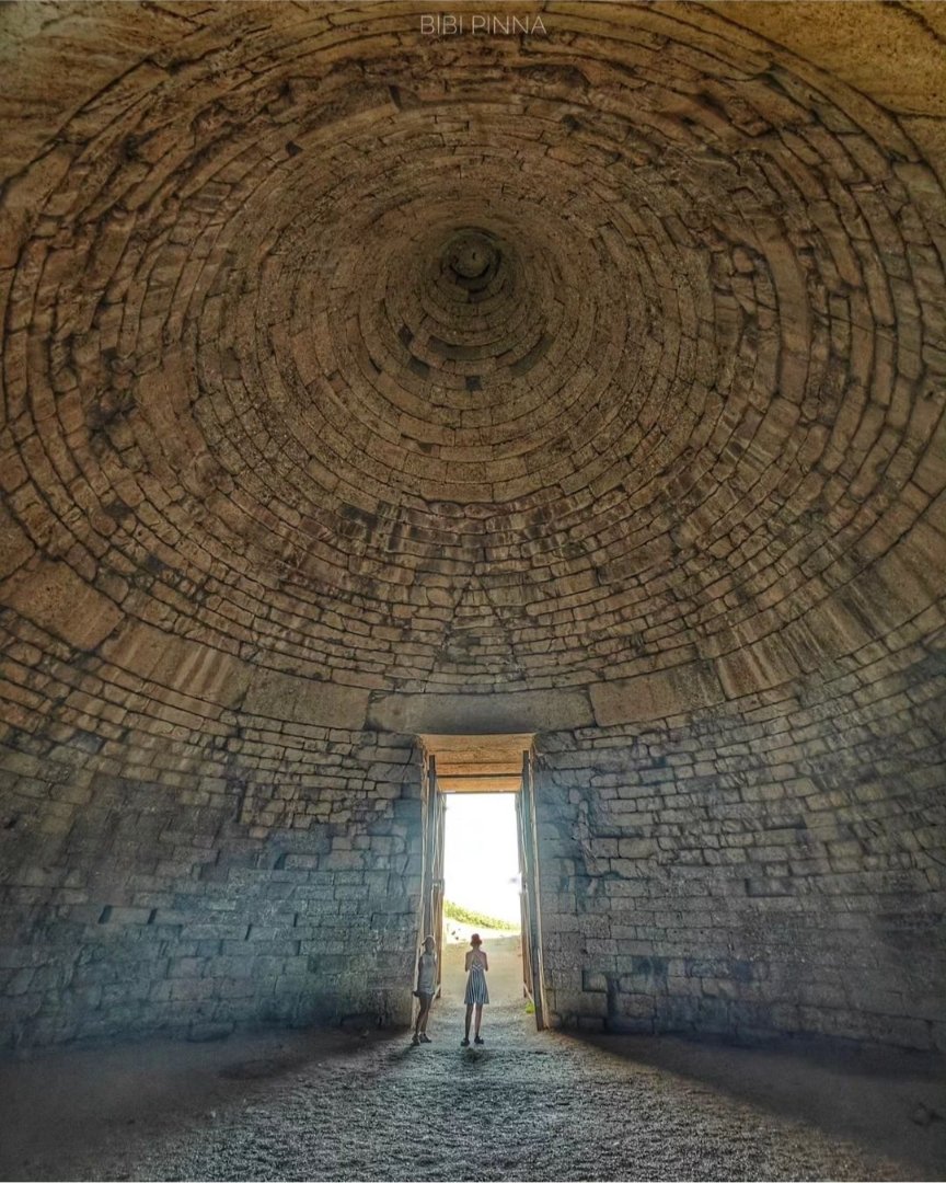 The interior of the 'Treasury of Atreus' (Also known as the 'Tomb of Agamemnon'), a large tholos or beehive tomb dated to ca 1250 BCE. Mycenae,  Peloponnese, Greece. 📷 Fabrizio_bibi_pinna/ IG