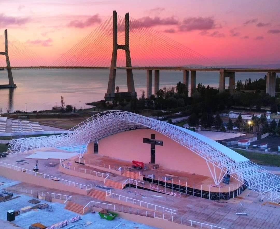 Antunes1's tweet photo. Está a tornar-se moda criticar o Papa e as Jornadas Mundiais da Juventude.

-As Jornadas vão dar lucro ao país;
-Não ouço Bordalo, anti-cristãos e a comunicação social a criticar gastos muito maiores (TAP, Caixa, etc.) 

Críticos estejam calados e respeitem, porque gostem ou não, somos um país católico.