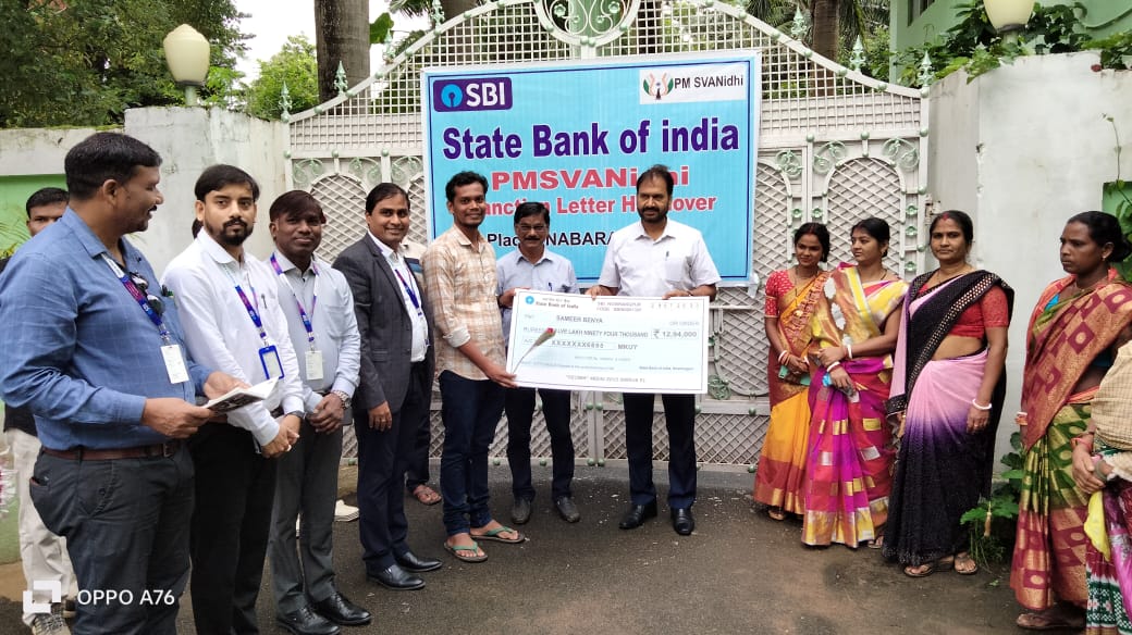 DMnabarangpur's tweet photo. Chandrika Sardar,Jhumar Mandal,Rinku Mitra,Sambari Bhatra &amp;Sameer Benya beneficiaries of #Mukhyamantrikrushiudyogyojana scheme.They have obtained loan assistance of ₹85.50Lakh @50% subsidy of ₹42.75Lakh from SBI Ukt &amp; Ngpur for setting up of Agro Service Centre in district. https://t.co/u2bBd7Z0px