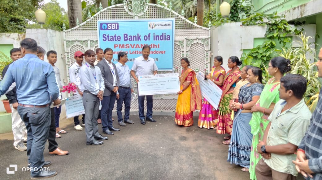 DMnabarangpur's tweet photo. Chandrika Sardar,Jhumar Mandal,Rinku Mitra,Sambari Bhatra &amp;Sameer Benya beneficiaries of #Mukhyamantrikrushiudyogyojana scheme.They have obtained loan assistance of ₹85.50Lakh @50% subsidy of ₹42.75Lakh from SBI Ukt &amp; Ngpur for setting up of Agro Service Centre in district. https://t.co/u2bBd7Z0px