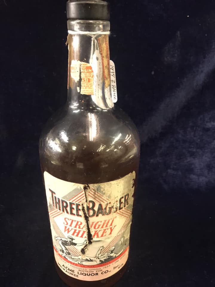 TheBoysofBallF1's tweet photo. There's a hot new drink at the Flame: "3 Bagger Straight Whiskey," for "facially challenged" dates.
It comes with 3 paper bags: one for her, one for you, and a backup bag for you in case her's breaks.
#BoysofBallFour #3Bagger #3BagsFull https://t.co/QN57QbbF0R