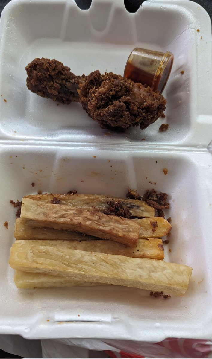 Yemihazan's tweet photo. See what I ordered from chicken republic and see the nonsense they delivered...

Is this a joke ? @ChickenRepublic https://t.co/4I8ZQuYFay