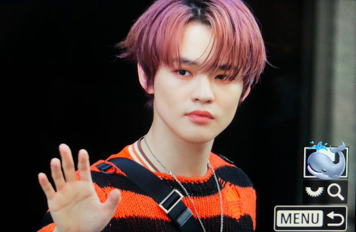hugebabysitter's tweet photo. 230728 뮤뱅 퇴근 
#NCTDREAM #엔시티드림 #천러 #러러 #钟辰乐 
오늘의 🍊 https://t.co/4W79qJhgUN