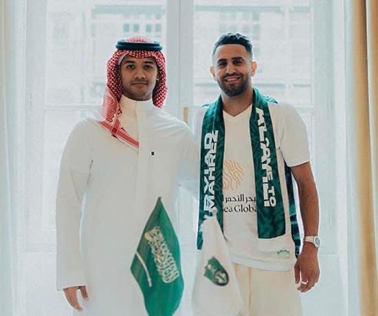 brahim_hanifi's tweet photo. صور توقيع #رياض_محرز مع #الأهلي_السعودي https://t.co/oVkClkXWnZ
