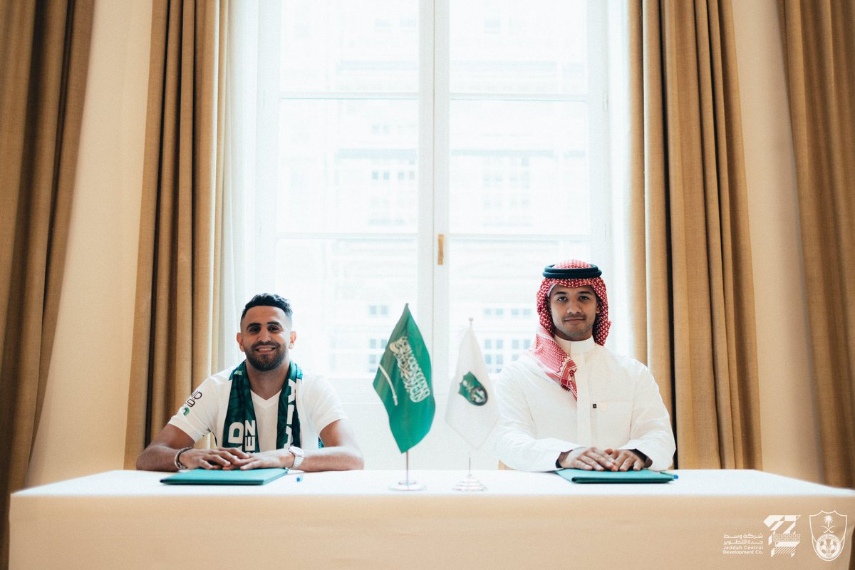 brahim_hanifi's tweet photo. صور توقيع #رياض_محرز مع #الأهلي_السعودي https://t.co/oVkClkXWnZ