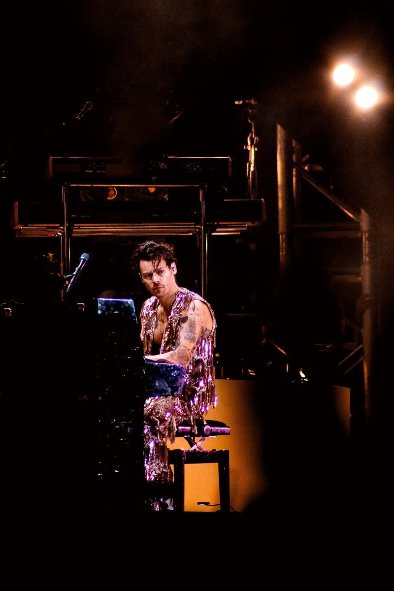 hsdlot's tweet image. The final moment.
Harry on stage at RCF Arena Reggio Emilia in Reggio Emilia, Italy - 22 July
📸 @denizashouse