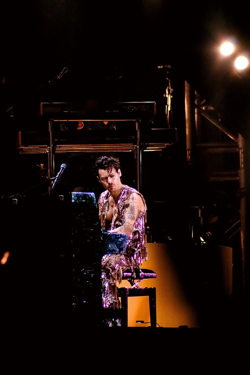The final moment. Harry on stage at RCF Arena Reggio Emilia in Reggio Emilia, Italy - 22 July 📸 @denizashouse