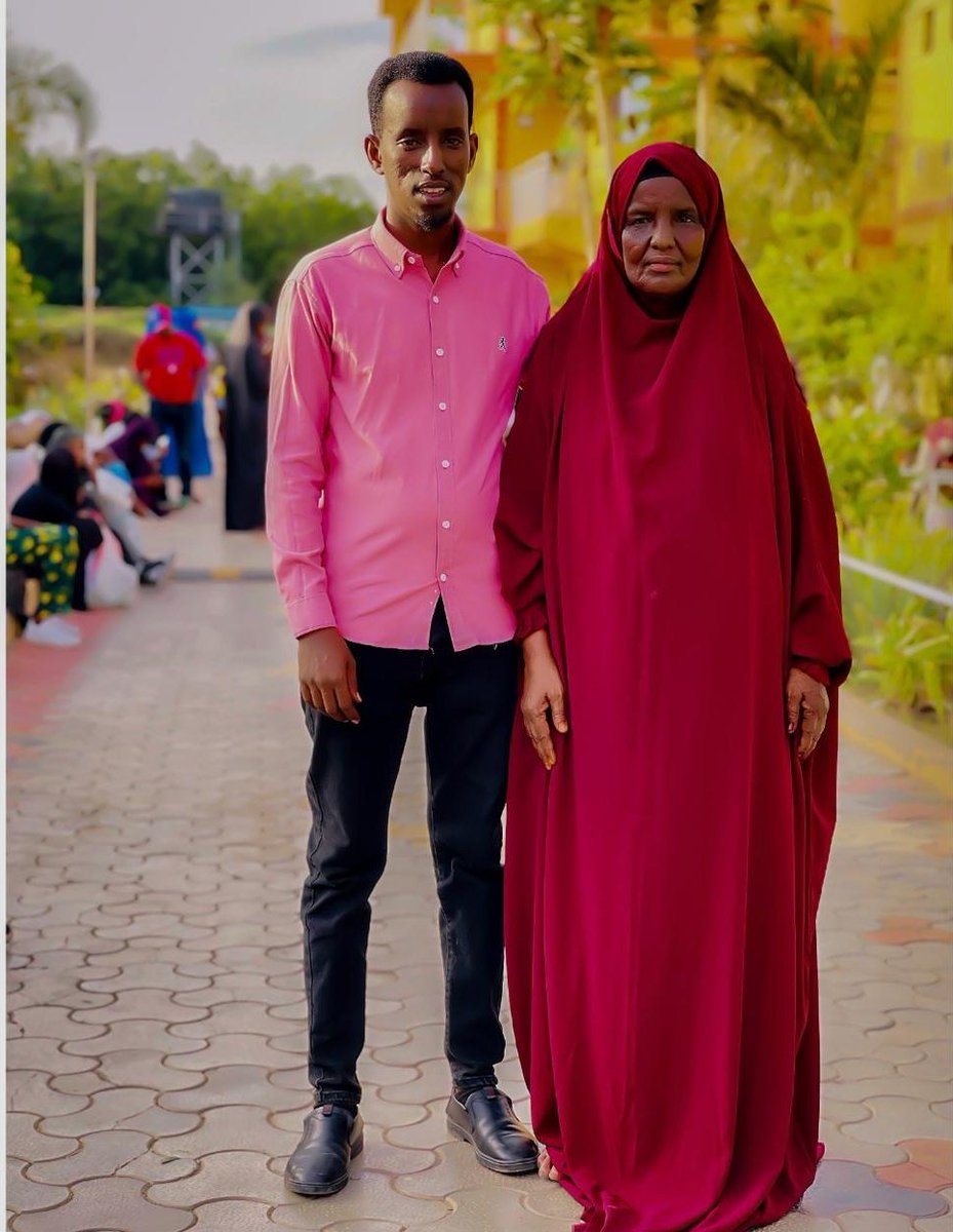 Xinjirtaan ka beermaay♥️
Xabkii layga bururshaay♥️
Xigsintaan ku ababaay♥️
Xaruntii jidhkaygiyo ♥️
Xinjirtaydu taalaay♥️
In kastaaan xuskaagiyo♥️
Isku deyey xaqaagii ♥️
Xan-jeer kaaga oo qudha♥️
Xurmadiisii maan gudin♥️