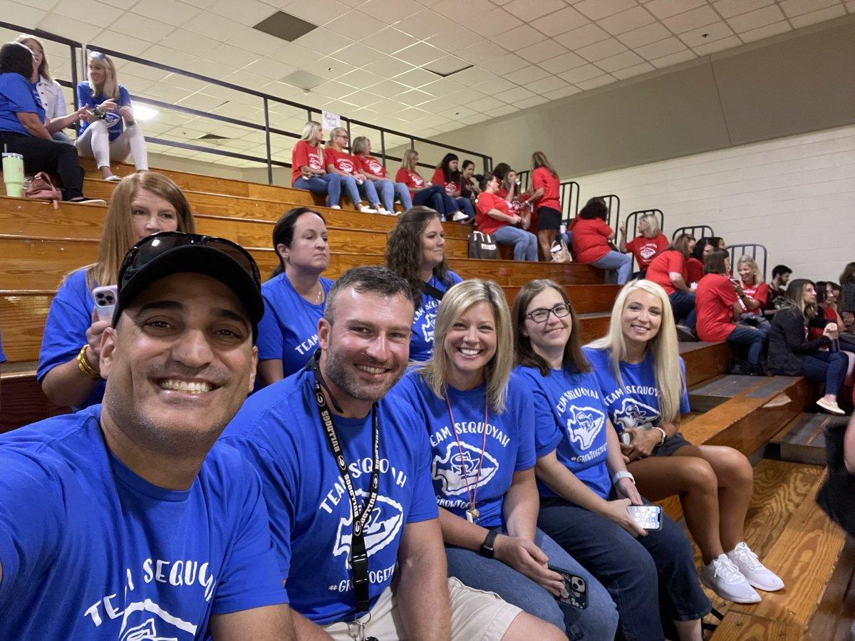 JasonBe51111702's tweet photo. Getting ready for another great year with my awesome teammates.  
 @coachredhawk https://t.co/fSkIwDyg42