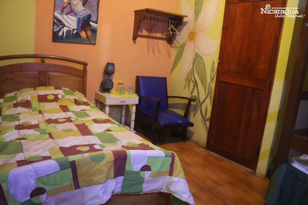#Masaya #Hospederia

Hostal Casa vega

📍Costado Norte del parque central, Masaya

Habitaciones con baño privado, internet y area de parqueo.

☎️ 84793739

📍HABITACIONES PARA 2 PERSONAS $20 

Habitación compartida $10 p/p

#NicaraguaFascinanteIrresitible