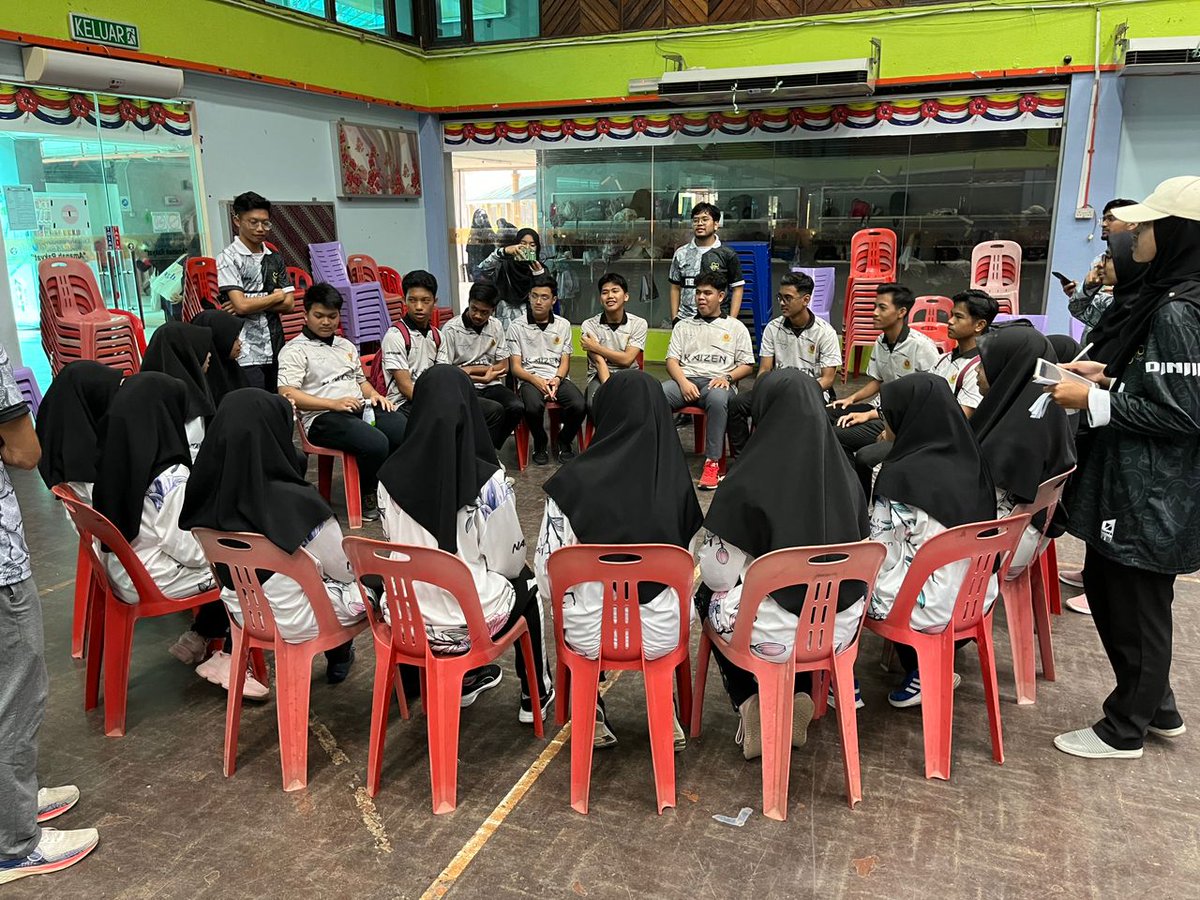 Sakti4Indera's tweet photo. Kepada adik-adik MRSM KT sekalian, abang sebagai salah seorang fasi program ini ingin menyusun 10 jari meminta maaf terhadap kerosakan yang berlaku terhadap fon korang sewaktu acara Explorace tadi 😔😔 #MedschoolOutreach #MRSM https://t.co/1RhD5nCN6H