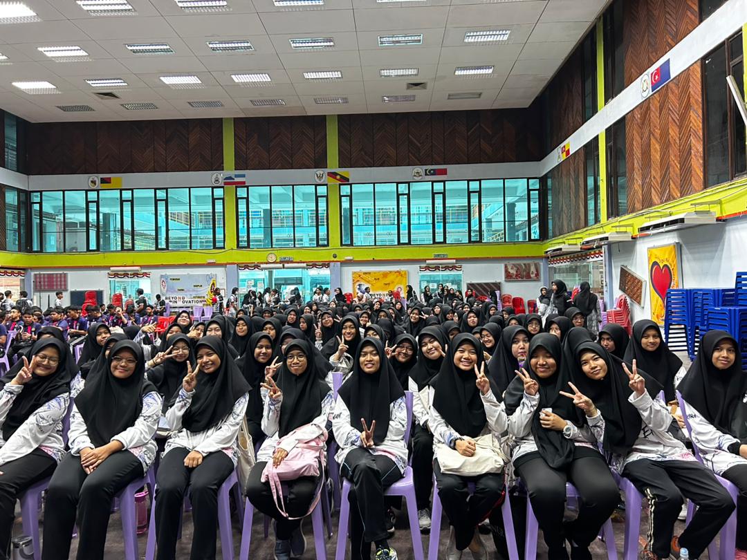 Sakti4Indera's tweet photo. Kepada adik-adik MRSM KT sekalian, abang sebagai salah seorang fasi program ini ingin menyusun 10 jari meminta maaf terhadap kerosakan yang berlaku terhadap fon korang sewaktu acara Explorace tadi 😔😔 #MedschoolOutreach #MRSM https://t.co/1RhD5nCN6H