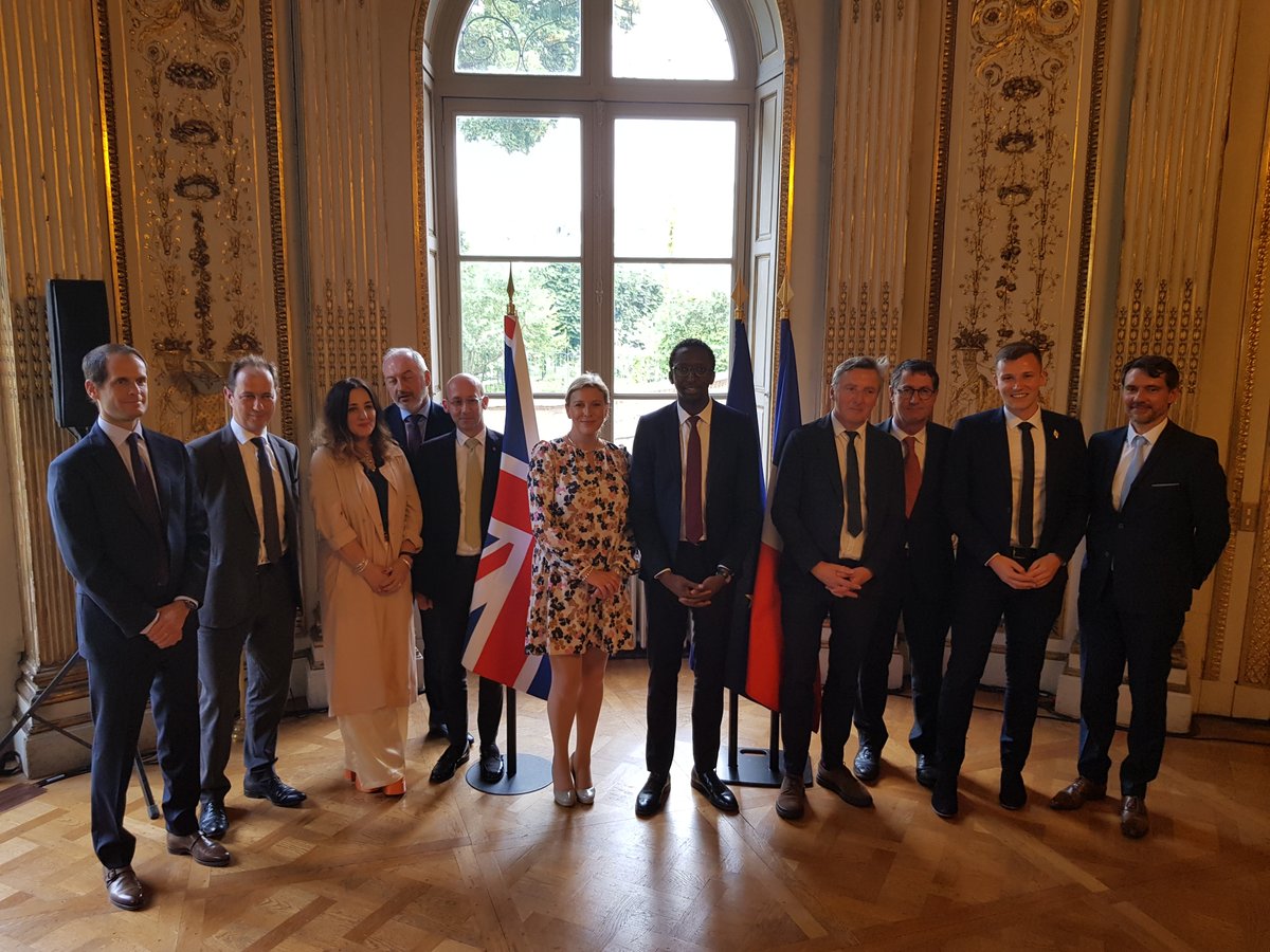 Condor is a signatory to new Seafarers’ Wages Acts which protect the rights of sailors in the English Channel. John Napton, CEO, has been in Paris to sign the bilateral agreements.